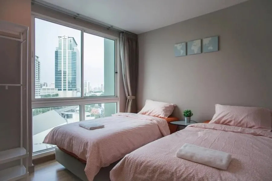 For sale or rent: Wish @ Samyan, very spacious room, 2 bedrooms, 2 bathrooms, fully furnished, just bring your belongings and move in.