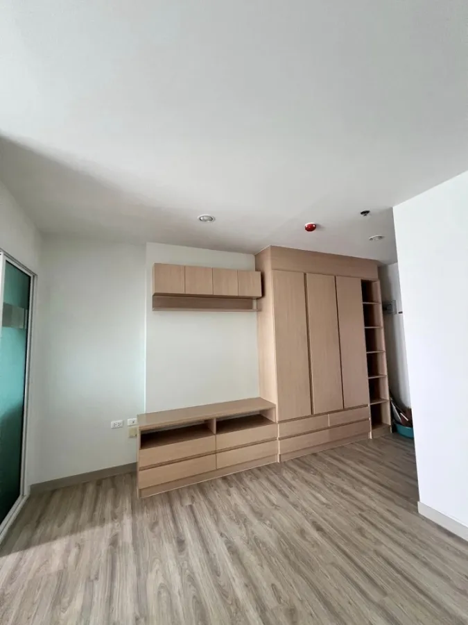 For sale: The Crystal Bliss Rattanathibet, separated rooms. Amazing furniture with a separate kitchen. This is so good. Book now.