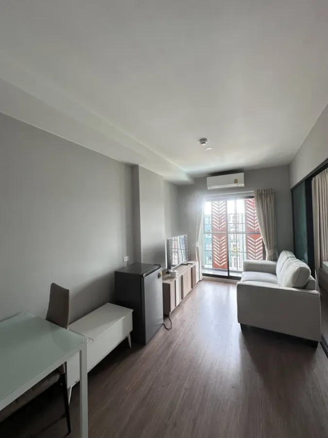 For rent: Lumpini Selected Charan 65 - Sirindhorn Station. Nice room on the 8th floor with pool view. Fully furnished. Book now!