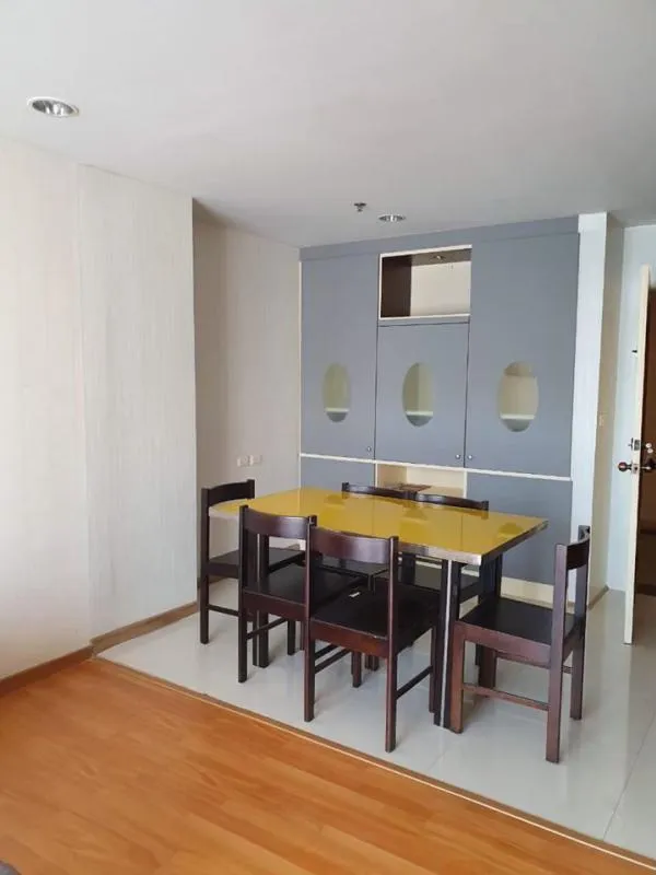 Condo for rent, Asoke Place, good location, business district, close to the train, convenient transportation, urgent, can't be missed !!