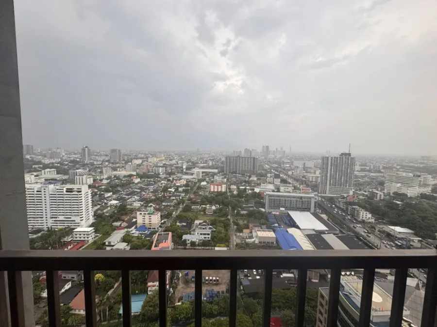 For sale/rent The Trust Condo Ngamwongwan, corner room, high floor, open view, good weather, complete furniture and electrical appliances. You can mov