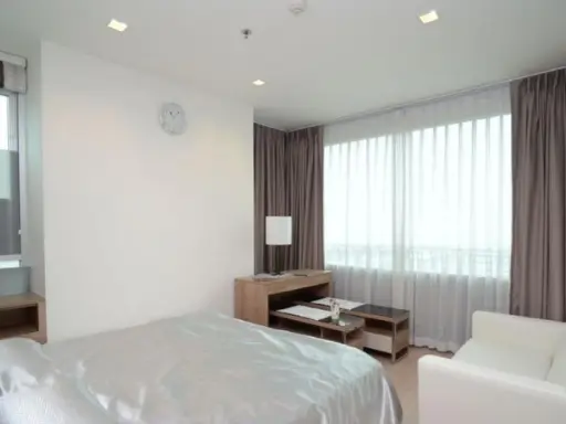 Urgent sale, Condo Rim Phahon-Ari, fully furnished, 67 sq.m., 10th floor, corner room.
