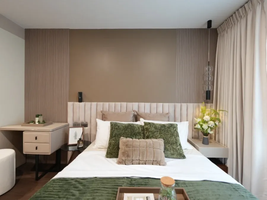 For sale: The Clover Thonglor. Includes free furniture worth over 500,000 baht. Stylish and well-decorated, a very comfortable place to live. Book now