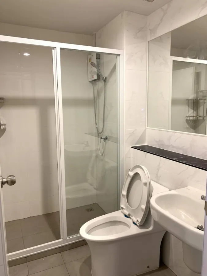 Condo for rent, Reach Phahon Yothin 52, 6th floor, Rim room, new room, everything is complete. You can just drag your bag in.