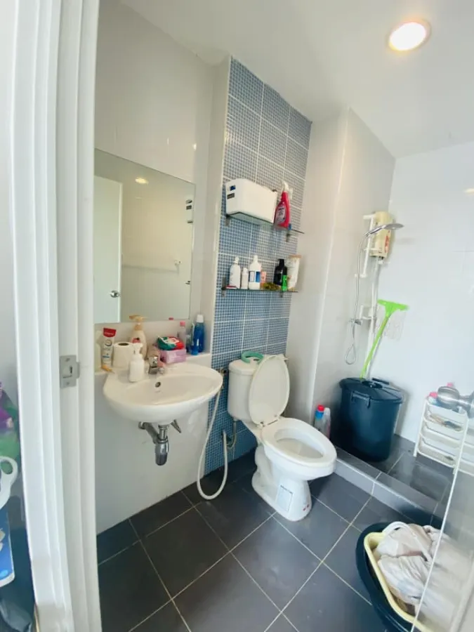 Condo for sale, The Kit Sukhumvit 113, white room, airy, comfortable, with furniture. Don't miss out, hurry and book now.