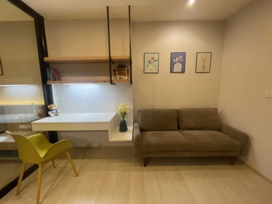 For rent: Life Asoke, 32nd floor, very high, facing north, cool all day, excellent built-in decoration, interested, reserve now.