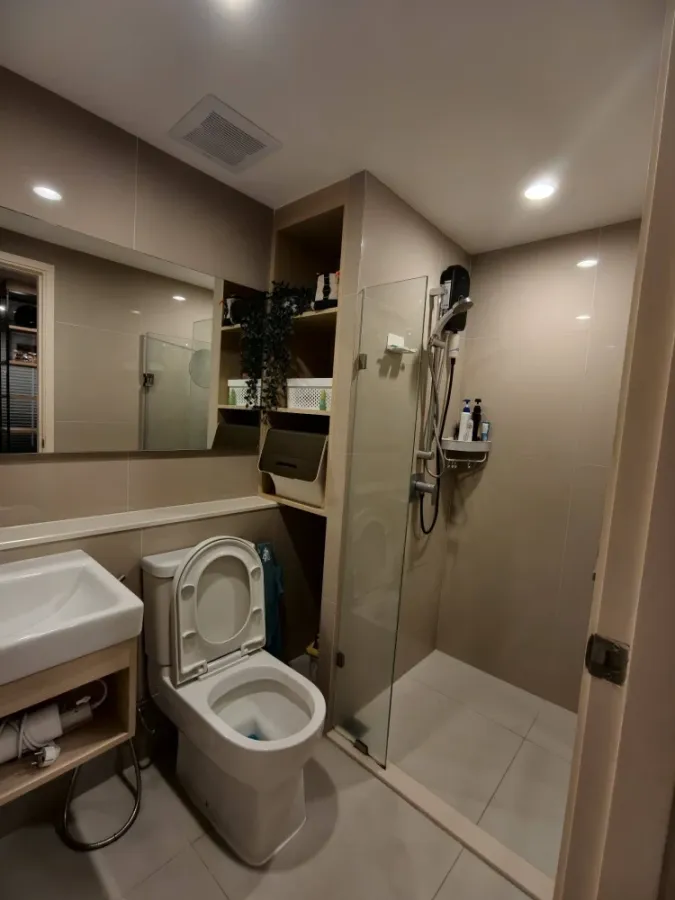 Selling Nue Connex Condo Donmuang, Building E, 1st floor, poolside. Ready to move in, fully furnished with appliances.