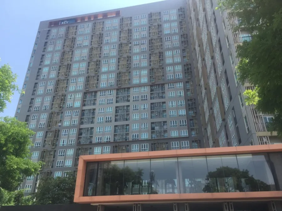 For rent: The Key Sathorn Ratchaphruek, high floor, city view, complete electrical appliances. You can just come in and stay.