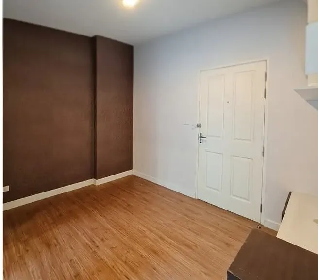 Hallmark Ngamwongwan condo for rent. Nice room, great location, convenient transportation, fully furnished. You can't miss this opportunity!