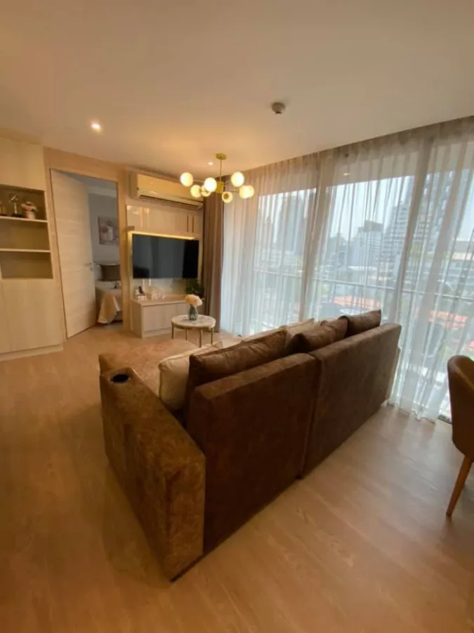 ให้เช่า klass condo silom furniture built in ได้โซฟาใหญ่ปรับนอนได้ แถมได้วิวสระแจ่มๆ ไม่จองเสียใจแทน