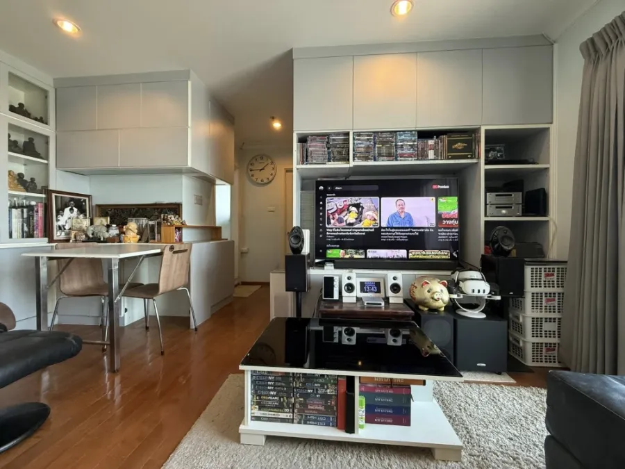 For sale: Lumpini Place Rama 9. Very high floor unit, receiving warm morning sunlight, not hot in the afternoon. Corner unit, not crowded. A highly re