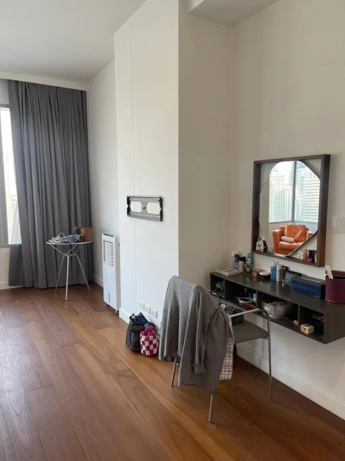 For rent, 185 Ratchadamri, the most popular furniture, full of huge wardrobes. The room is ready Hurry up to reserve now.