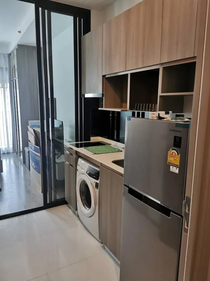 Urgent sale or rent, Knightsbridge Prime On Nut Condo, studio room, 18th floor, city view, built-in furniture, buy now.