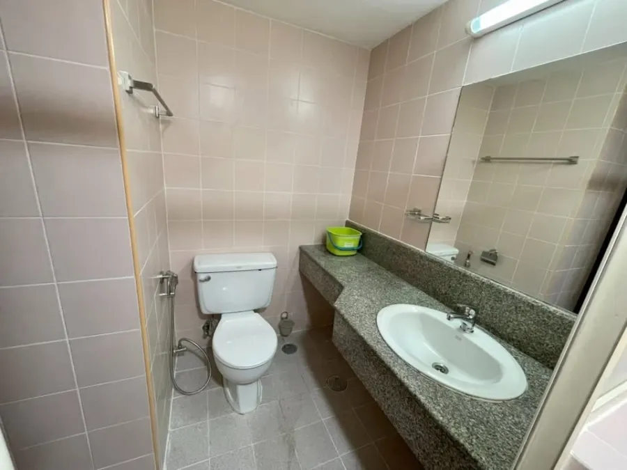 For rent: Phayathai Place, studio room with high-quality built-in wardrobe. Convenient location. Don't just look, book it!