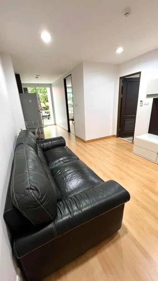 For sale, for rent, The Amethyst Sukhumvit 39, spacious room, nice to live in. A very good sofa, very comfortable to sit on. Don't just look and reser