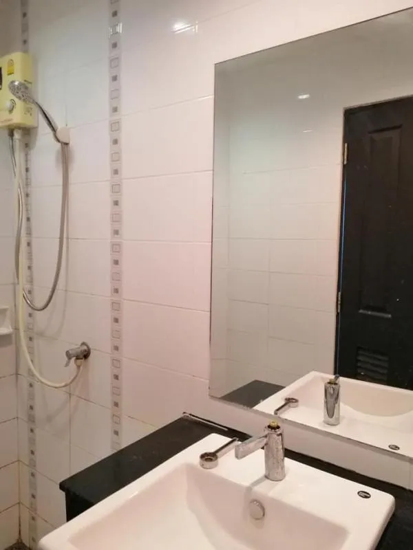 Urgent rental !! Condo The Teak Bangna-Trad, conveniently located near the train, do not miss !!