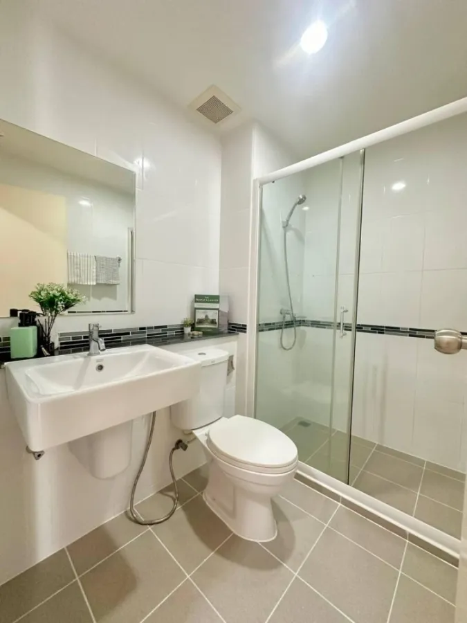 For sale A Plus Rattanathibet-Tiwanon, 4th floor, swimming pool view. The room is decorated very beautifully. The bed is very comfortable to sleep in.