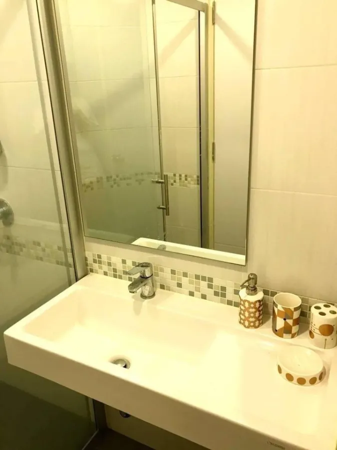 For rent, Lumpini Place Rama 4-Ratchadaphisek, corner room, very private. Beautiful wallpaper installed throughout the room. Hurry and reserve now.