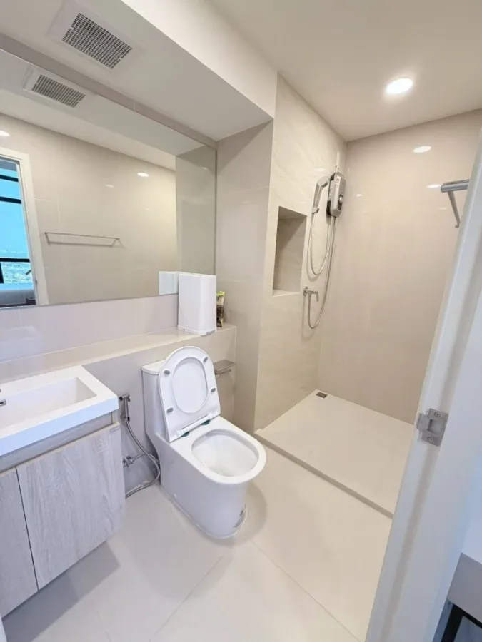 For rent: XIM Suksawat - Rama 3. Spacious room with high ceilings, airy feel, high-quality built-in furniture, and beautiful view. Book now!
