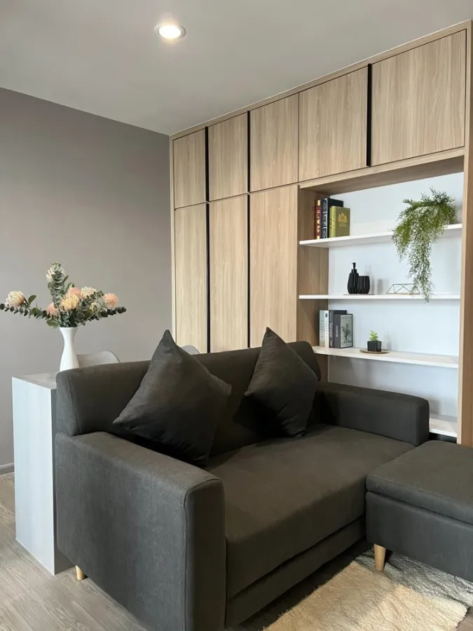 For rent, Regent Home, Bang Son, 28 Building A, beautifully decorated room, fully furnished, ready to move in. You must not miss it.