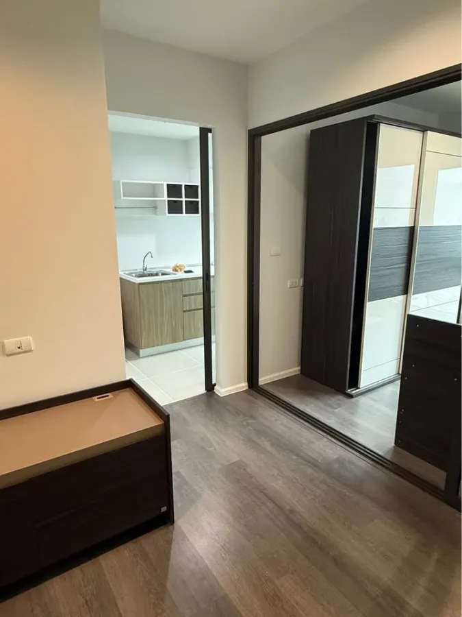 Selling high-floor unit at The Stage Taopoon Interchange. Nice and fully furnished. Book now!