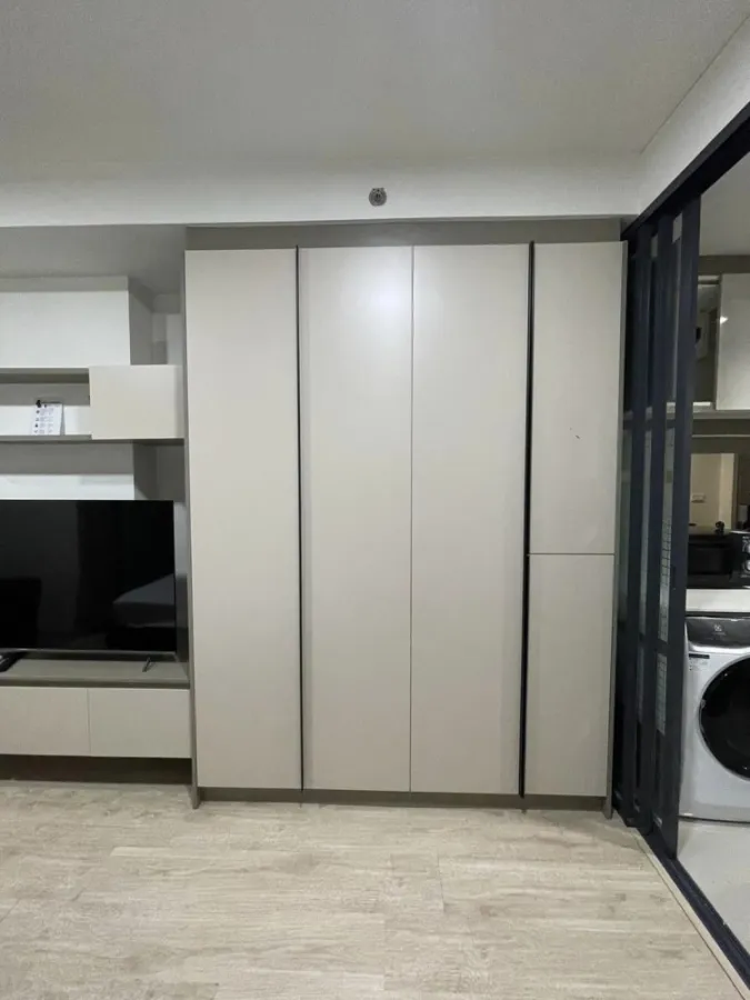 For sale, for rent, Ideo Sathorn-Wongwian Yai, 19th floor, studio room with big screen TV, movie lovers shouldn't miss out, book now.