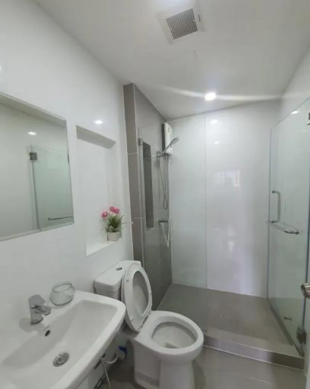 รีบเลย ห้องสวยชั้นสูง เฟอร์+เครื่องใช้ไฟฟ้าครบ ให้เช่า ดีมูระ รัชโยธิน