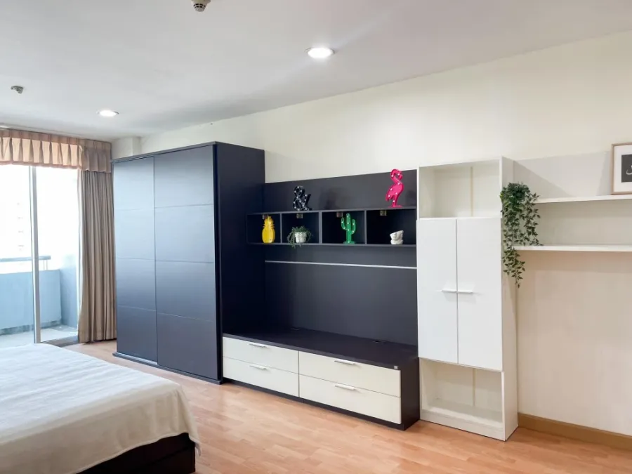 Condo for rent, The Platinum, studio room, lots of usable space, view of Baiyoke Building, just carry your bags and move in.