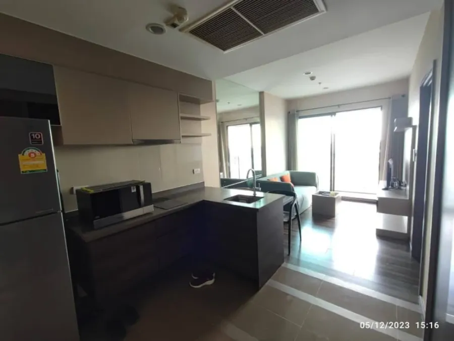 For rent: Teal Sathorn - Taksin, high floor, good view, spacious room with usable space. Just carry one bag and move in.