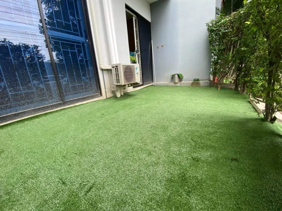 Sell iCondo Ngamwongwan, 1st floor, colorful room The balcony behind the artificial grass room, the price is very light, do not miss a lot.
