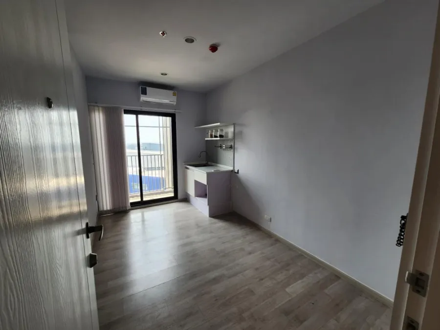 Selling Plum Condo, Central Station, 17th floor, clear and airy view. affordable price If interested, hurry up to reserve.