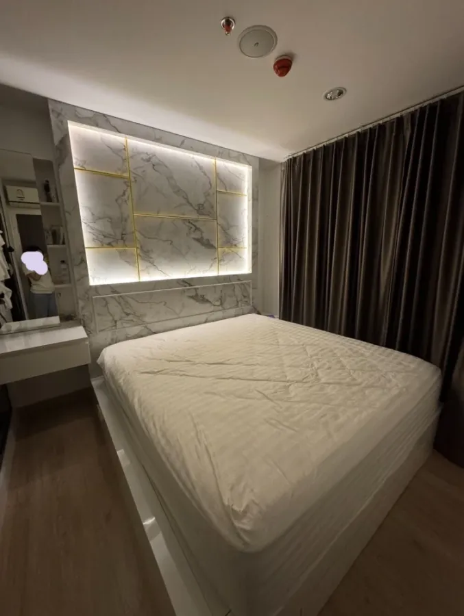 For rent Thana Astoria, a comfortable room, decorated in a simple and luxurious style, with excellent built-in furniture. Hurry and book now before yo