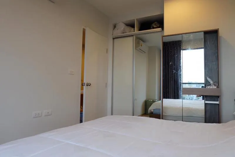 Anyone who wants to lie down and look at the beautiful view must be in this room for rent, Fuse Mit Ratchada-Sutthisan. Beautiful, elegant room. Looks very expensive. Urgent.