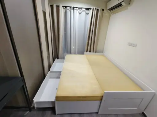 For rent: Rich Park Triple Station, corner room with privacy, plenty of usable space, complete with amenities. Hurry and reserve now!