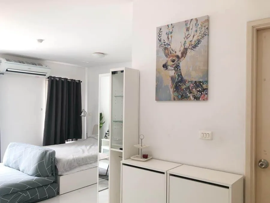 For rent, Phahon Metro, 3rd floor room, pool view, not hot, white room, clean, comfortable to the eye. You're already at ease. You can't miss it. Book