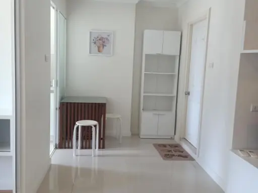 For rent, Lumpini Place, Rama 9-Ratchada, Building B, 11th floor, size 37 sq m. Reduce the fight against covid 10000 baht / month, ready to move in.