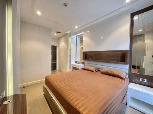 Selling The Crest Sukhumvit 34. Fully furnished with built-in features throughout. Stunning and opulent! This is a great deal, so book now!