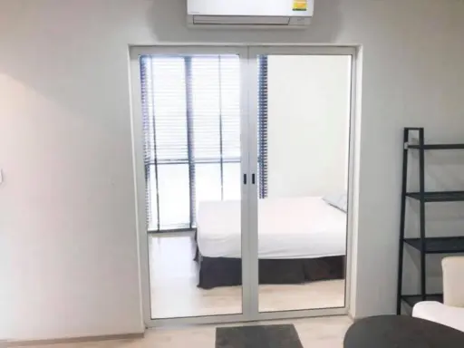 Good room at a cheap price. Location is cool. Don't miss it. This room is for rent Chambers Chaan Ladprao-Wanghin urgently.