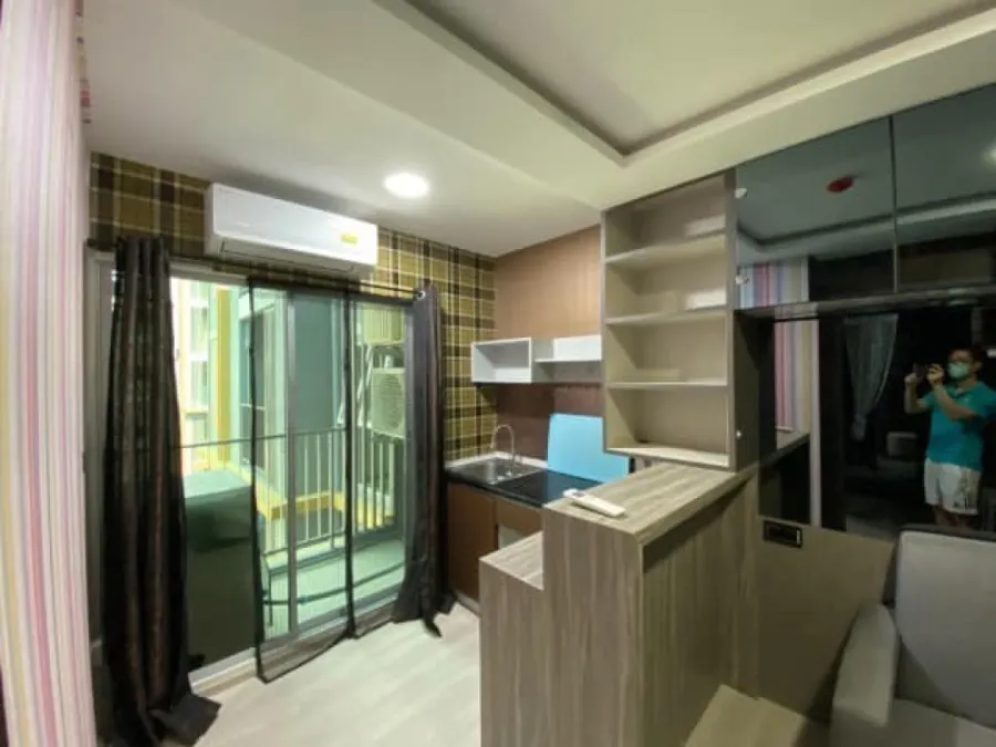 ให้เช่า Plum Condo Ram 60 Interchange ห้องตกแต่งผนังวอลเปเปอร์ พร้อมเฟอร์บิ้วอินทั้งห้อง จองเลย