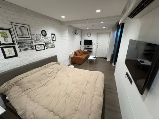 For rent: Lumpini Place Rama 9–Ratchada. Beautifully decorated room with a stunning, coordinated color scheme and high-quality wallpaper. Complete ame