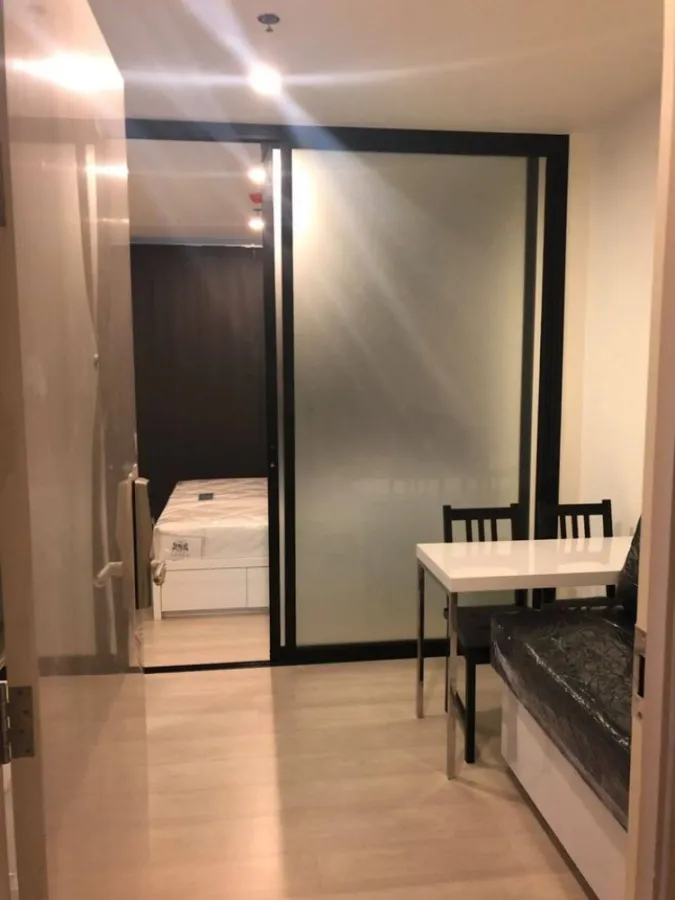 For rent Life Asoke, this room is new out of the box. White furnishings make the room look very spacious, high floor, premium view, book now.