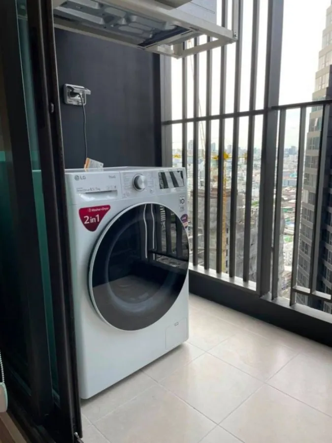 For rent Life Asoke-Rama 9, the room is very spacious, plus the new interior, fully furnished, you can carry your bag and move in.