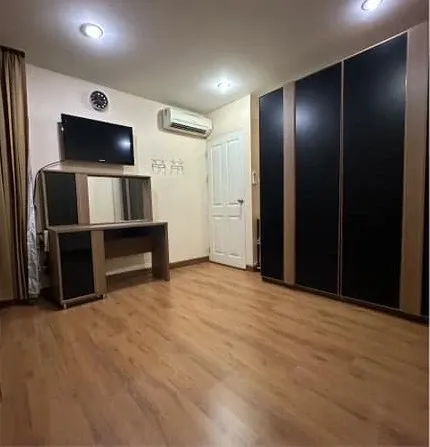 For sale: Zenith Place Add Huai Khwang, 3rd floor, spacious room, comfortable, not cramped. Don't just look, hurry and reserve now!