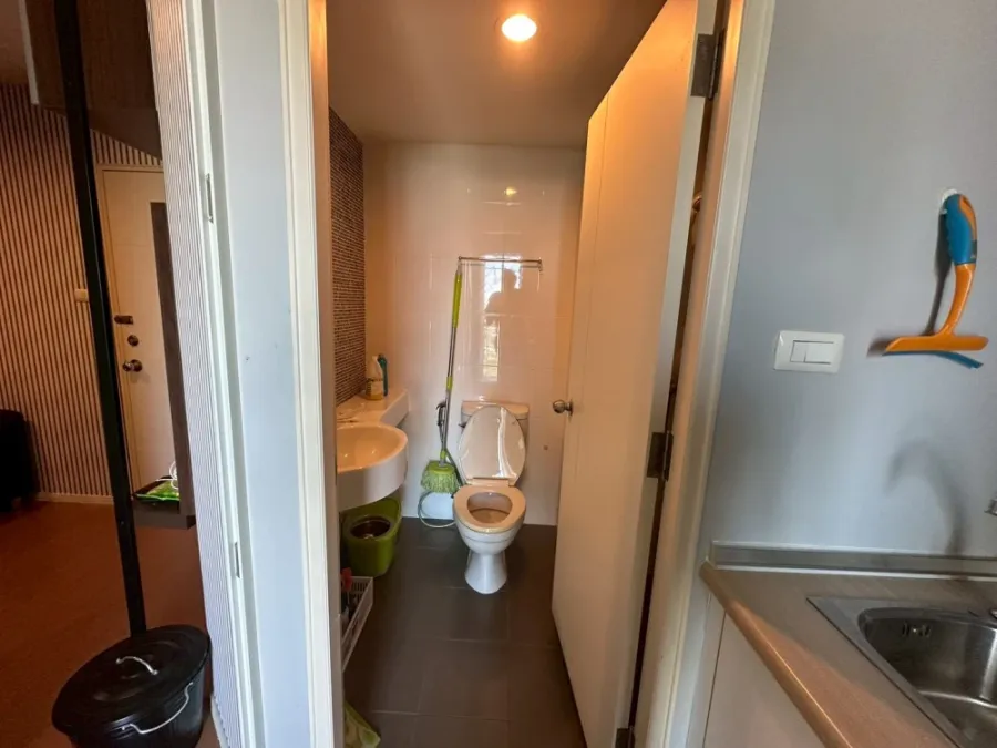 Selling a 1-bedroom, 1-bathroom unit at Lumpini Parkbeach Jomtien. Features high-quality wallpaper and stunning sea views. Book now!