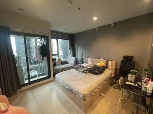 For rent: Life Asoke-Rama 9, gray-toned room, very chic, fully furnished, just bring your own stuff and you can move in right away.