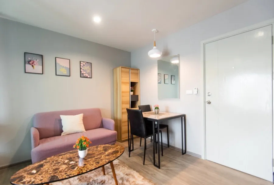 Condo for rent, Reach Phahonyothin 52, wide room, east side, city view, near BTS Green Line, Saphan Mai Station.