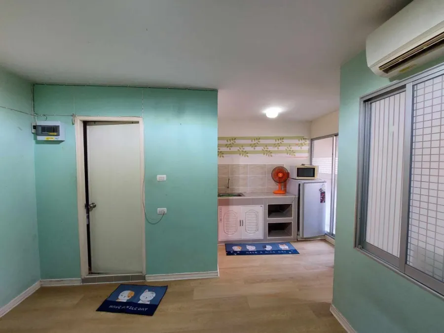 For rent, Lumpini Condo Town Rattanathibet, 5th floor, fully furnished room, just carry your bags and move in immediately. Book now, urgent.