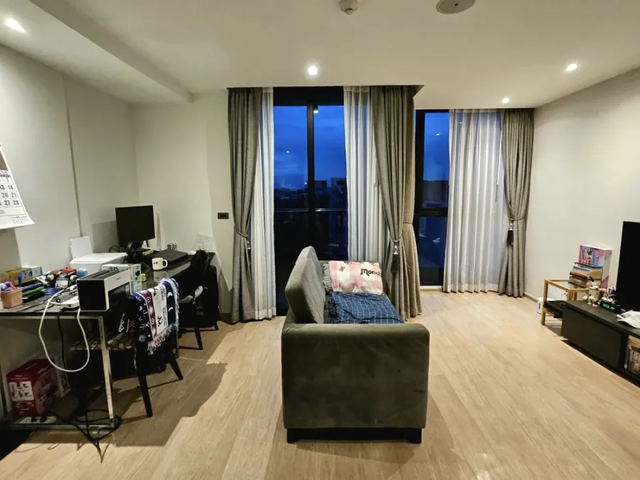 For sale: The Matt Sathorn-Thapra. Corner room, very private, well ventilated, quiet and shady. The room is not adjacent to any other room. Reserve no