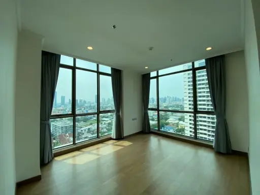 For rent Supalai Oriental Sukhumvit 39, empty room with kitchen, lots of usable space, definitely comfortable, hurry and book now.