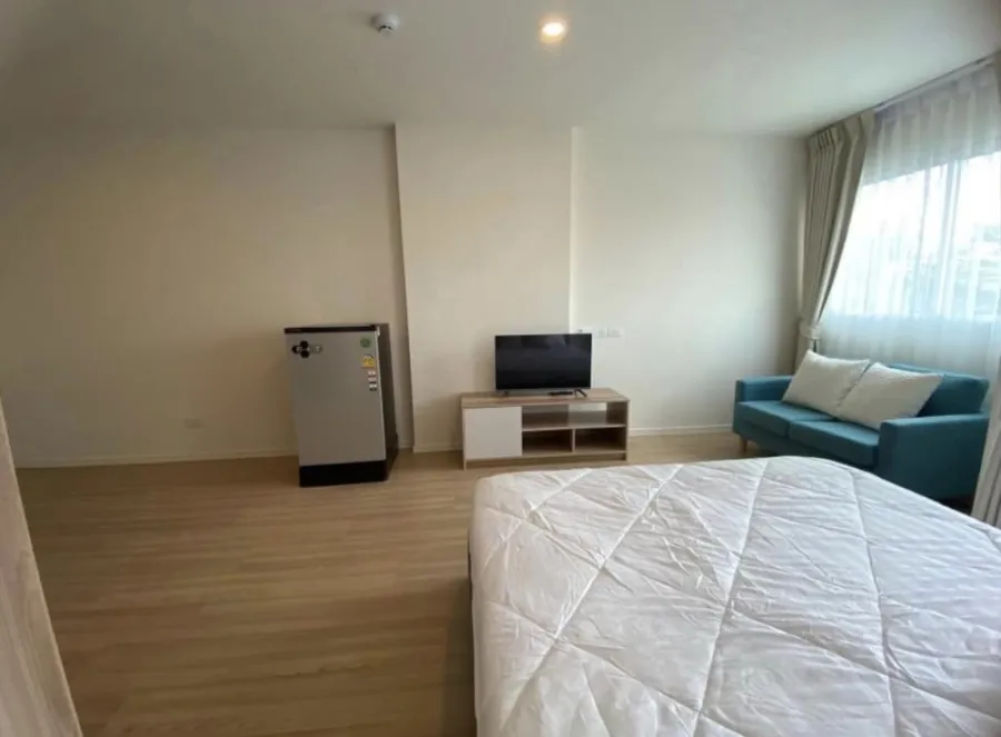 For rent, Lumpini Ville Chaengwattana 10, top floor, nice room, complete facilities. If interested, you need to reserve it.